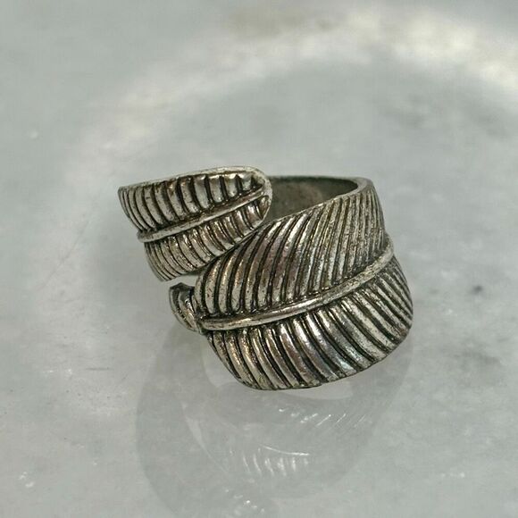 Silver-tone Wrap Around Feather Statement Bohemian Ring Size 7.5 - Picture 1 of 4